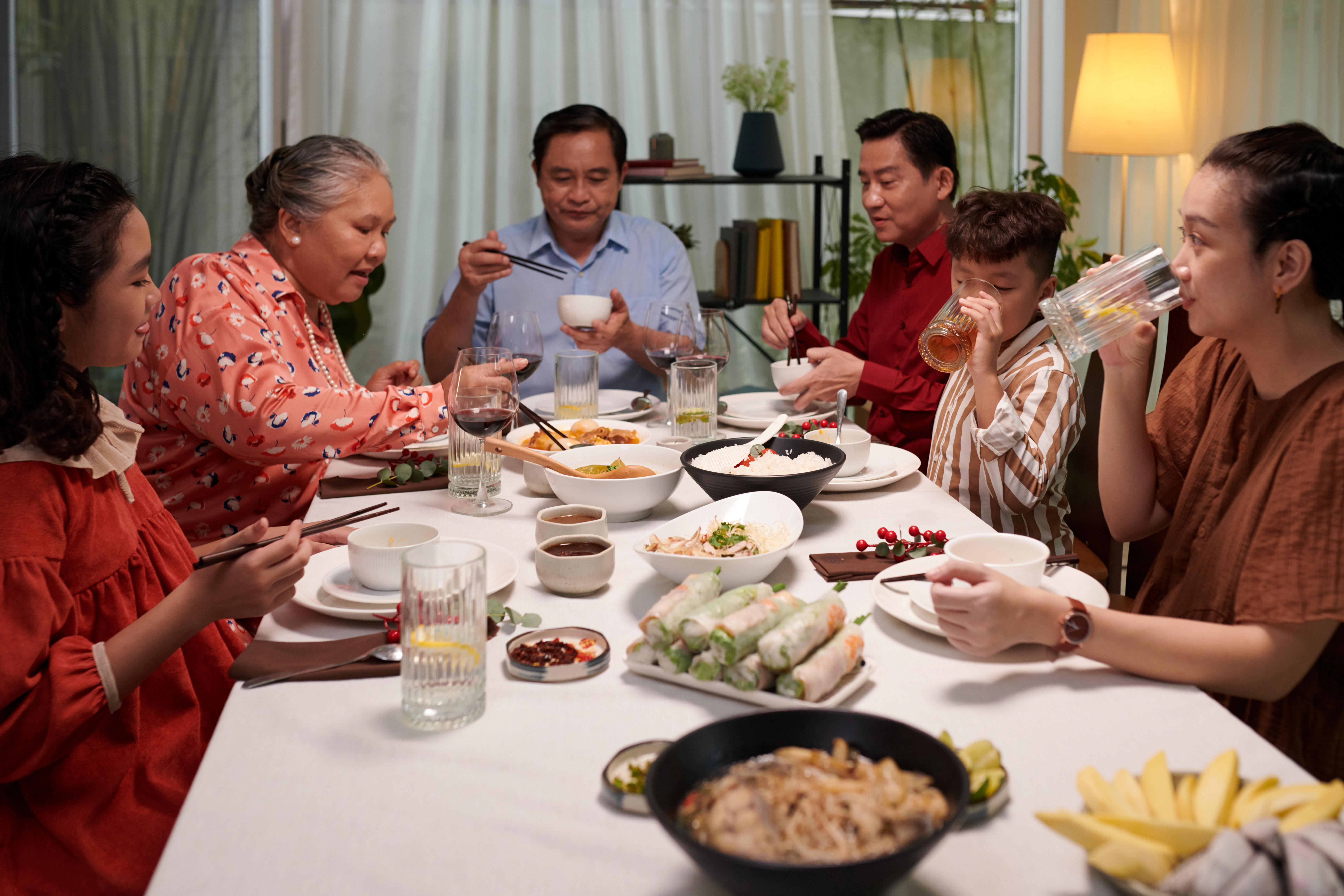 Isang pamilya na magkasamang kumakain