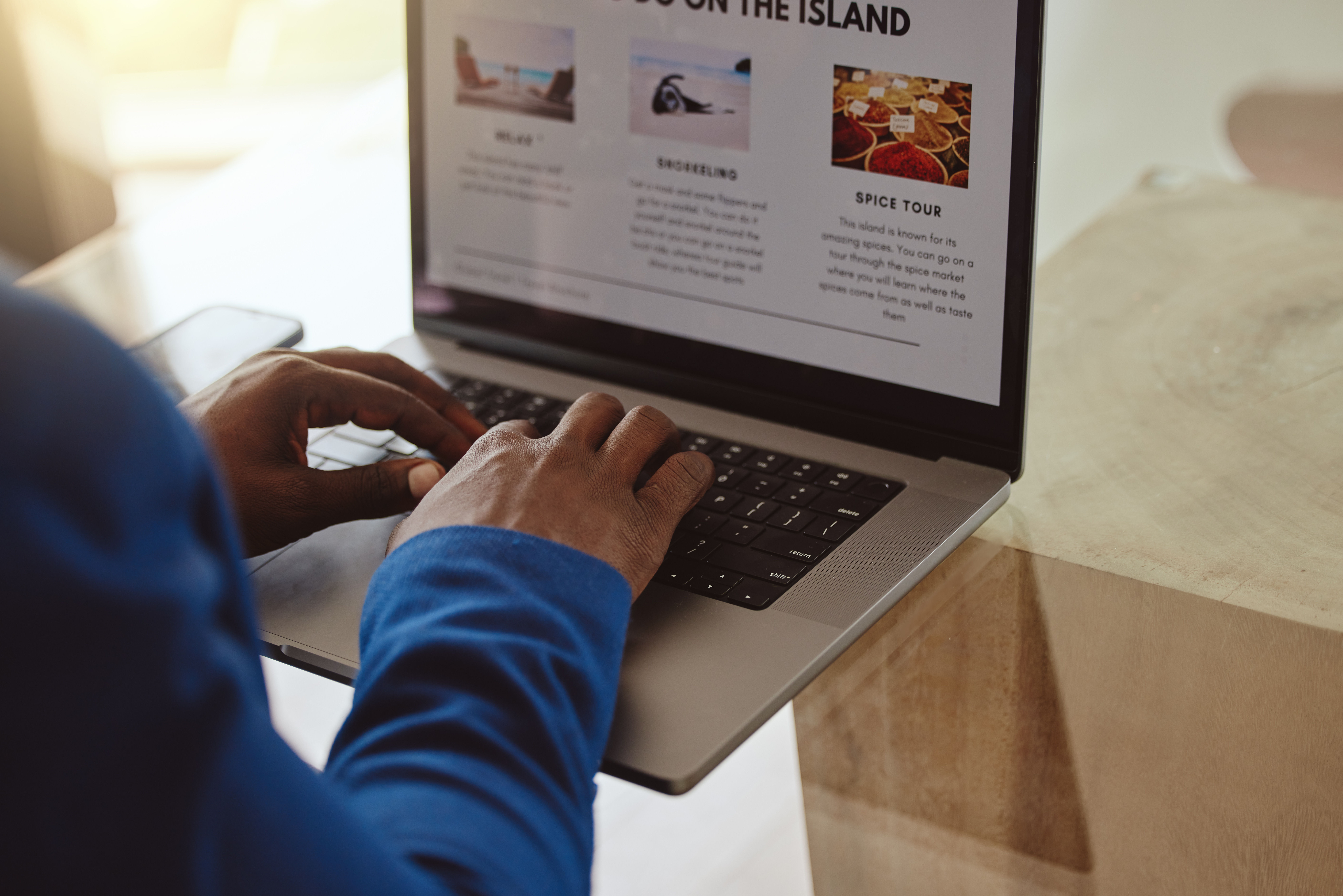 Isang laptop na nagpapakita ng isang website ng paglalakbay
