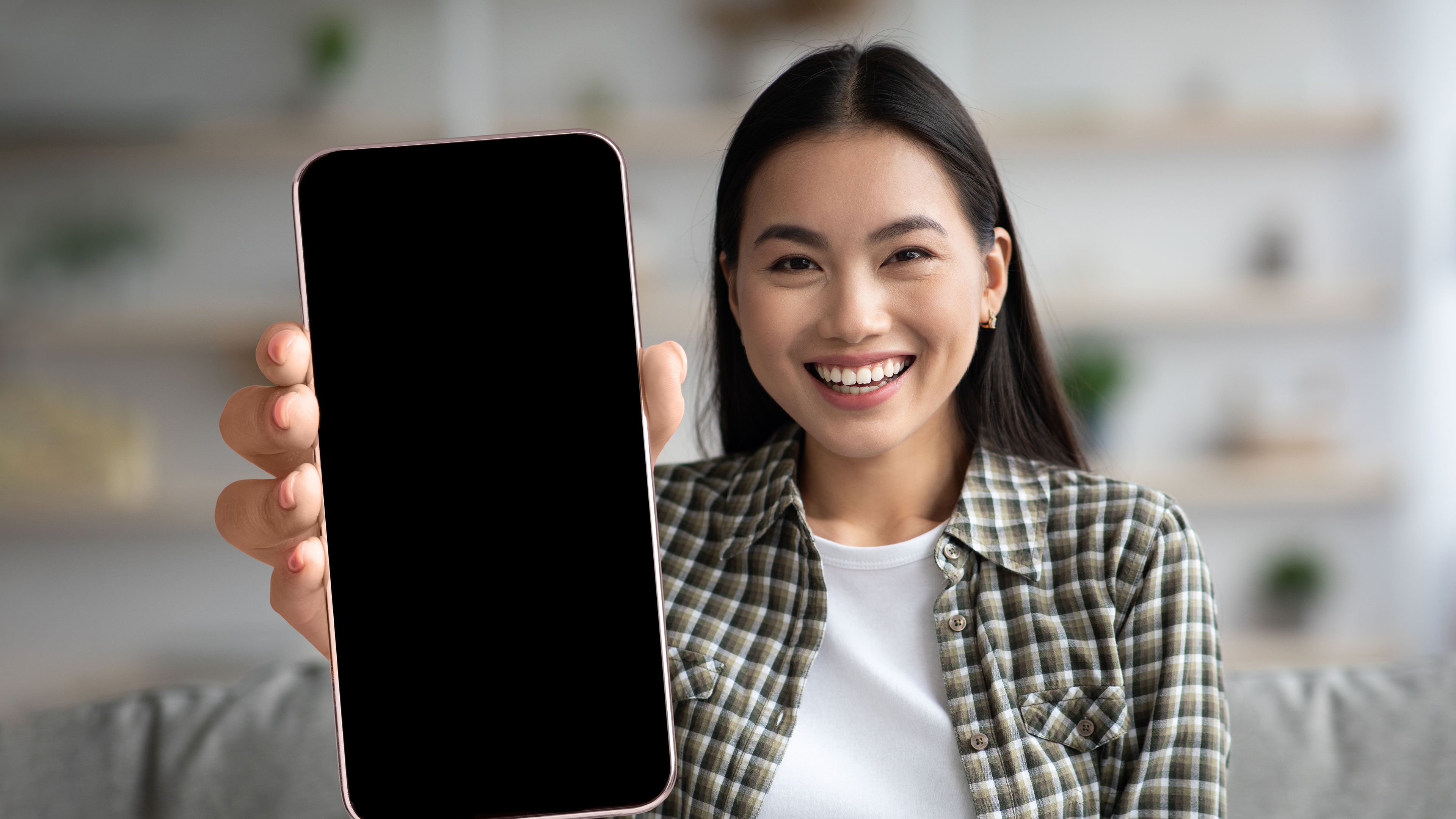 Isang babae na may hawak na smartphone sa kamay