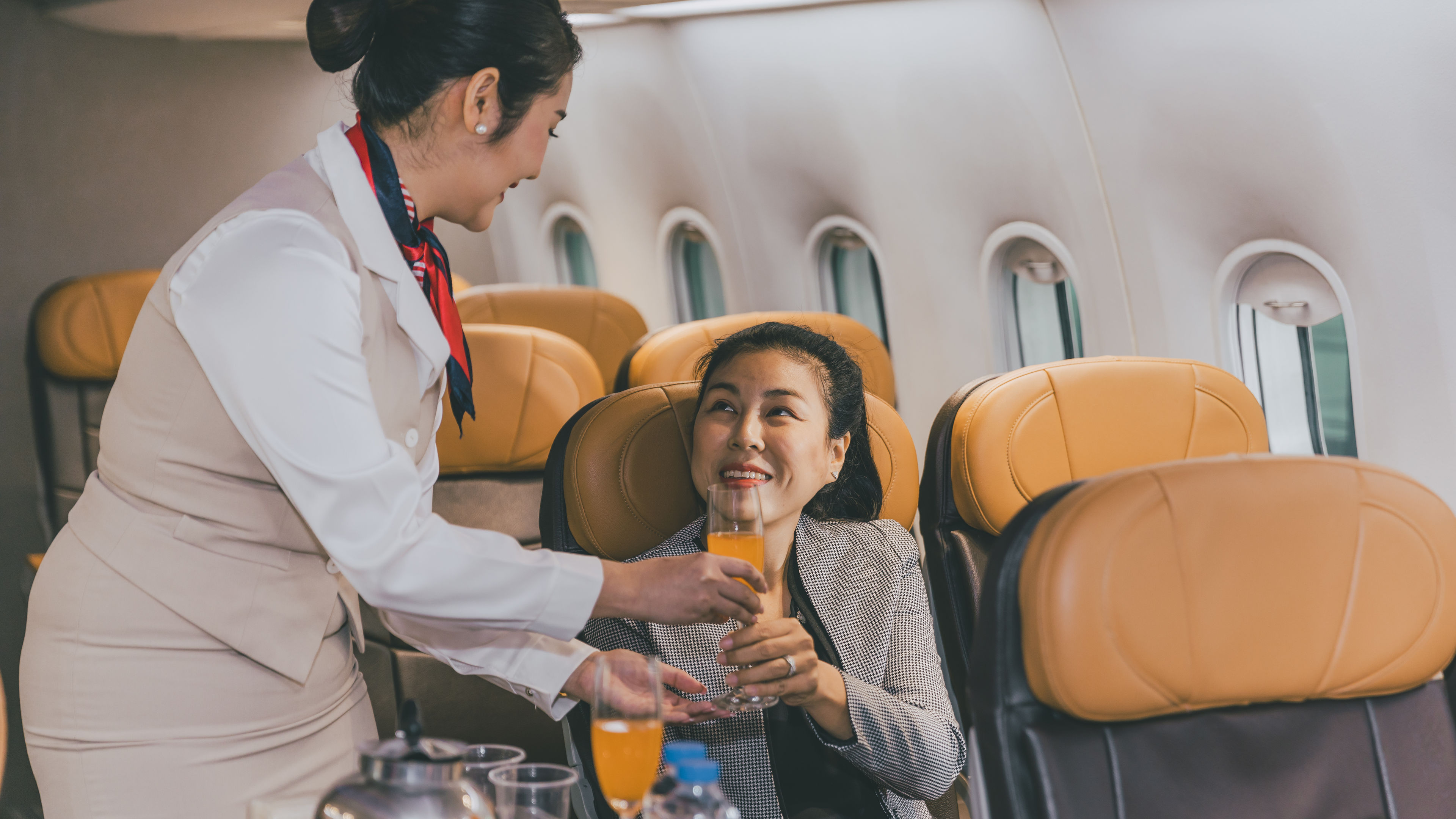 Air hostess flight cabin crew naghahain ng pasahero ng serbisyo ng pagkain at inumin