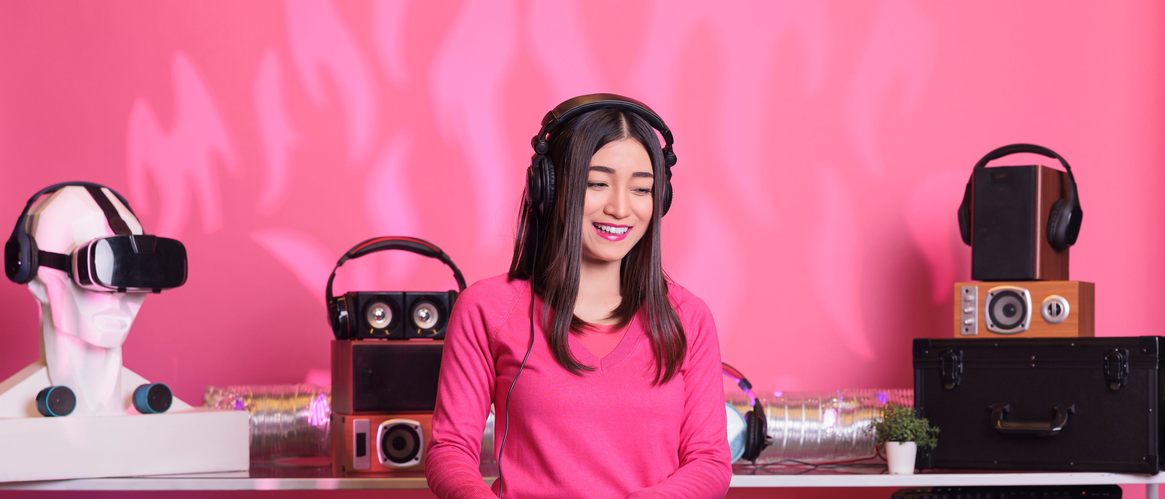 Asian artist na nagsasagawa ng electronic sound sa professional mixer console sa studio
