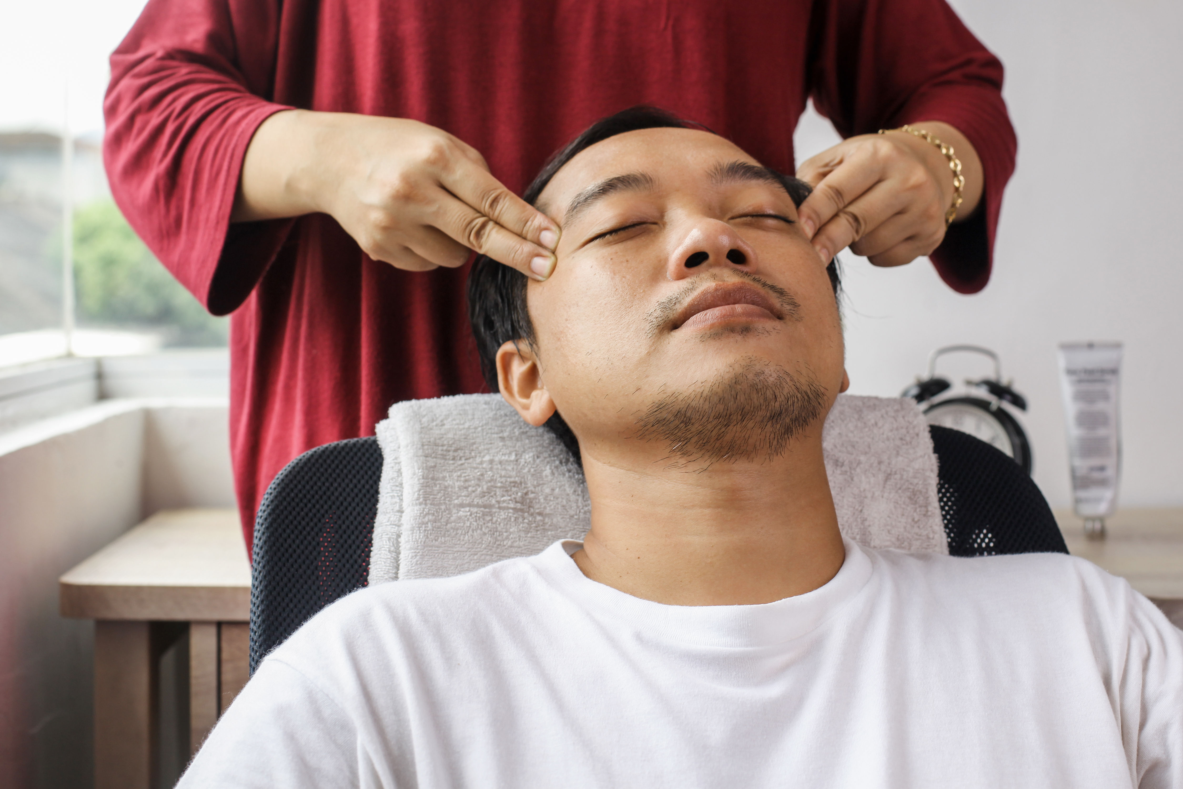 Tao pagkakaroon ng face massage sa spa salon