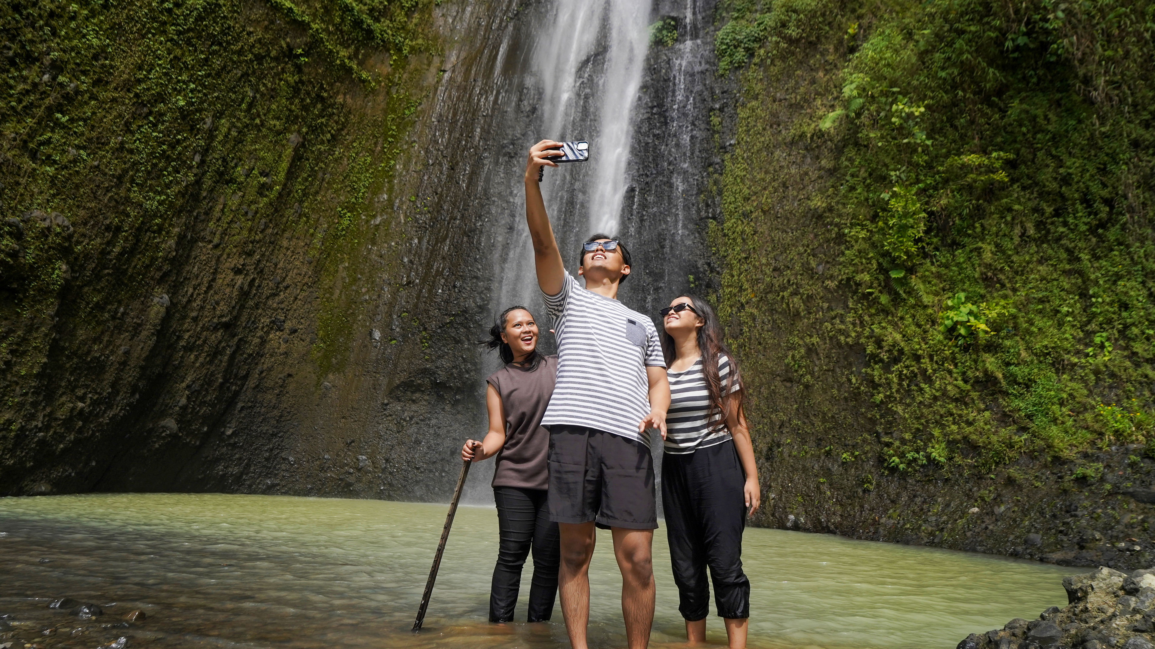 Mga taong kumukuha ng selfie
