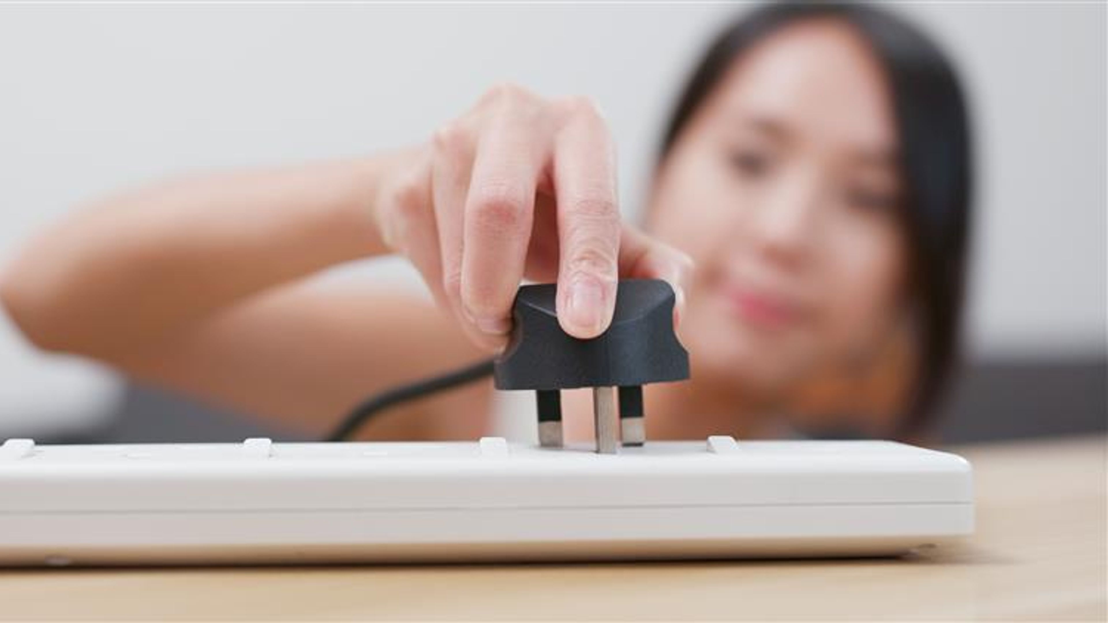 Plug in the power cord on power socket 