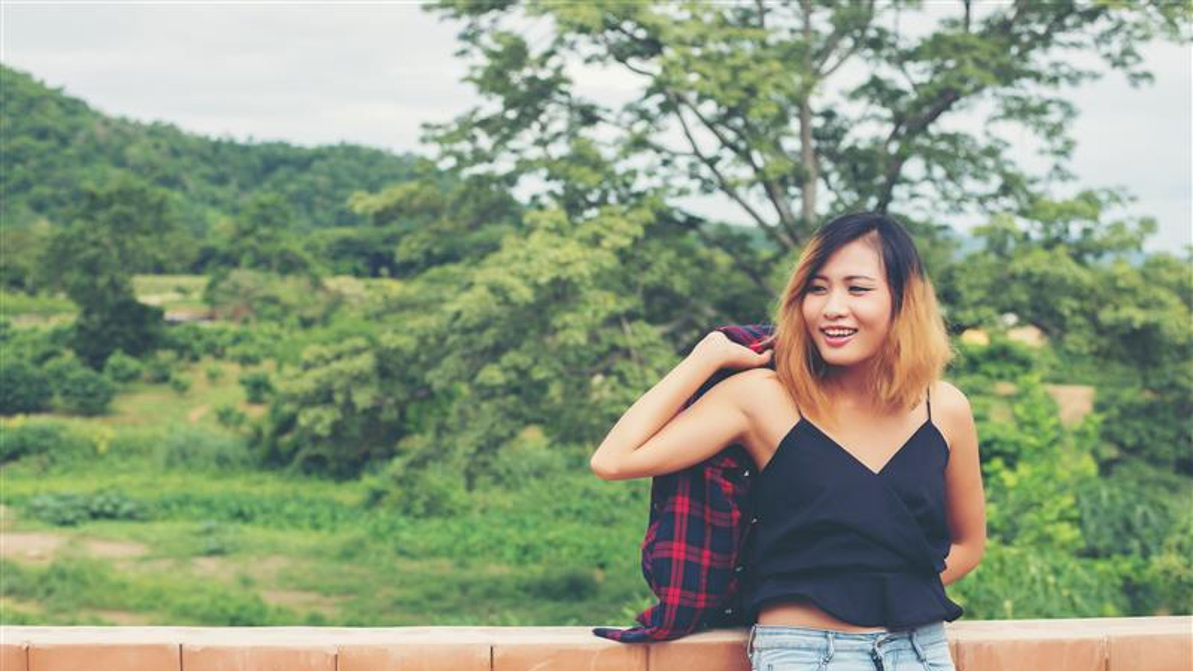 Larawan ng batang maganda nakangiti babae sa labas