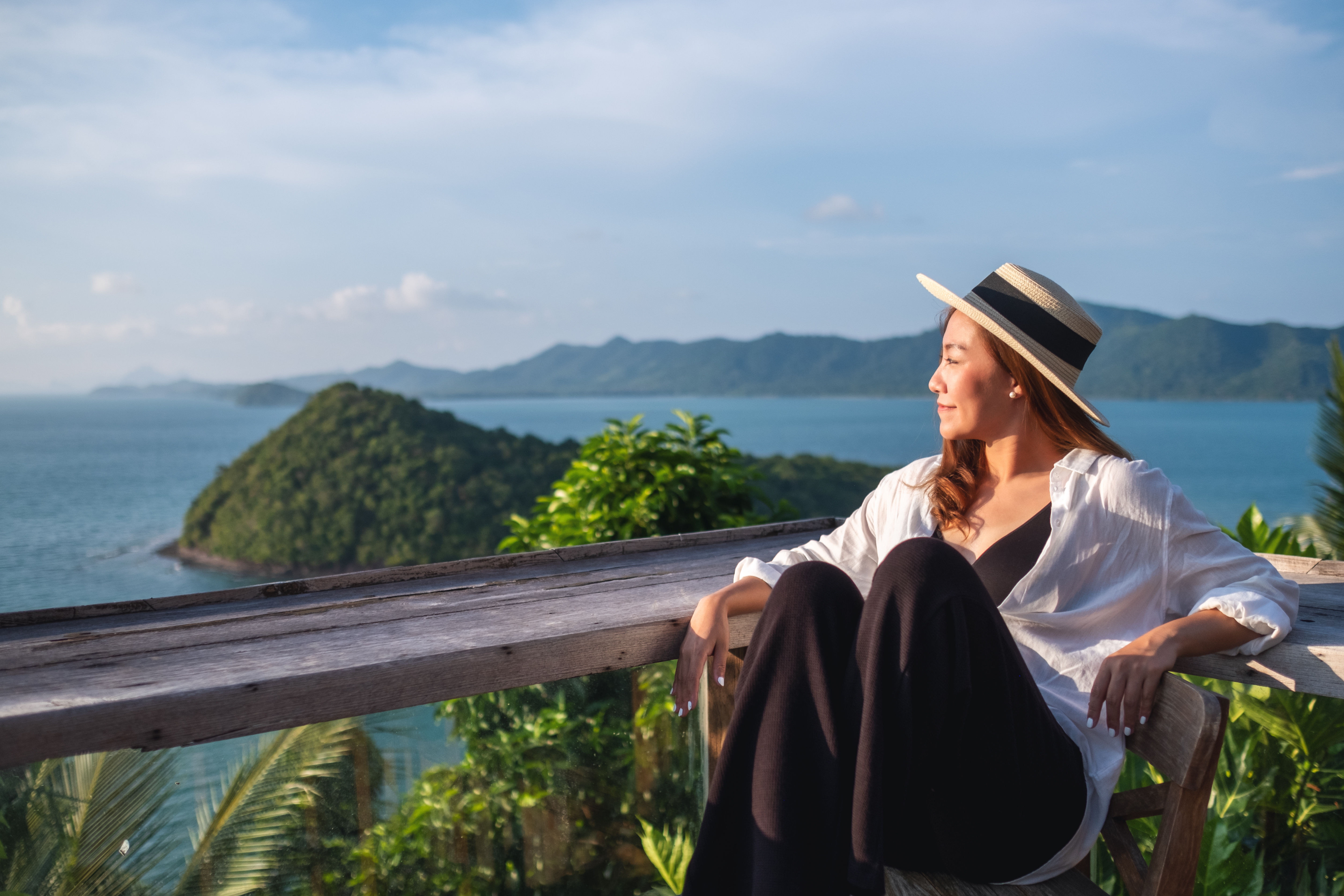 Babaeng nakatingin sa dagat
