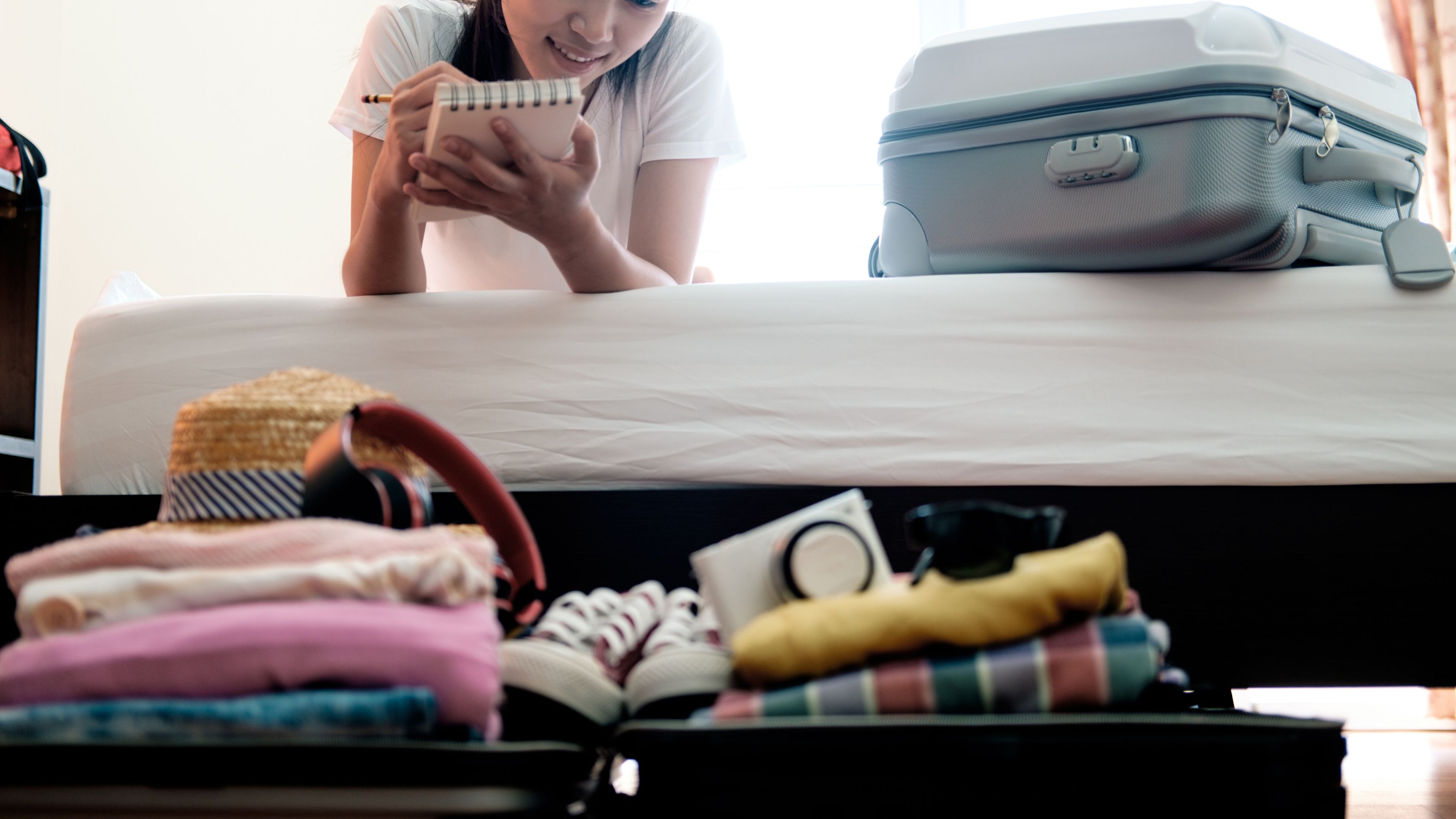 Babae packing para sa isang bakasyon