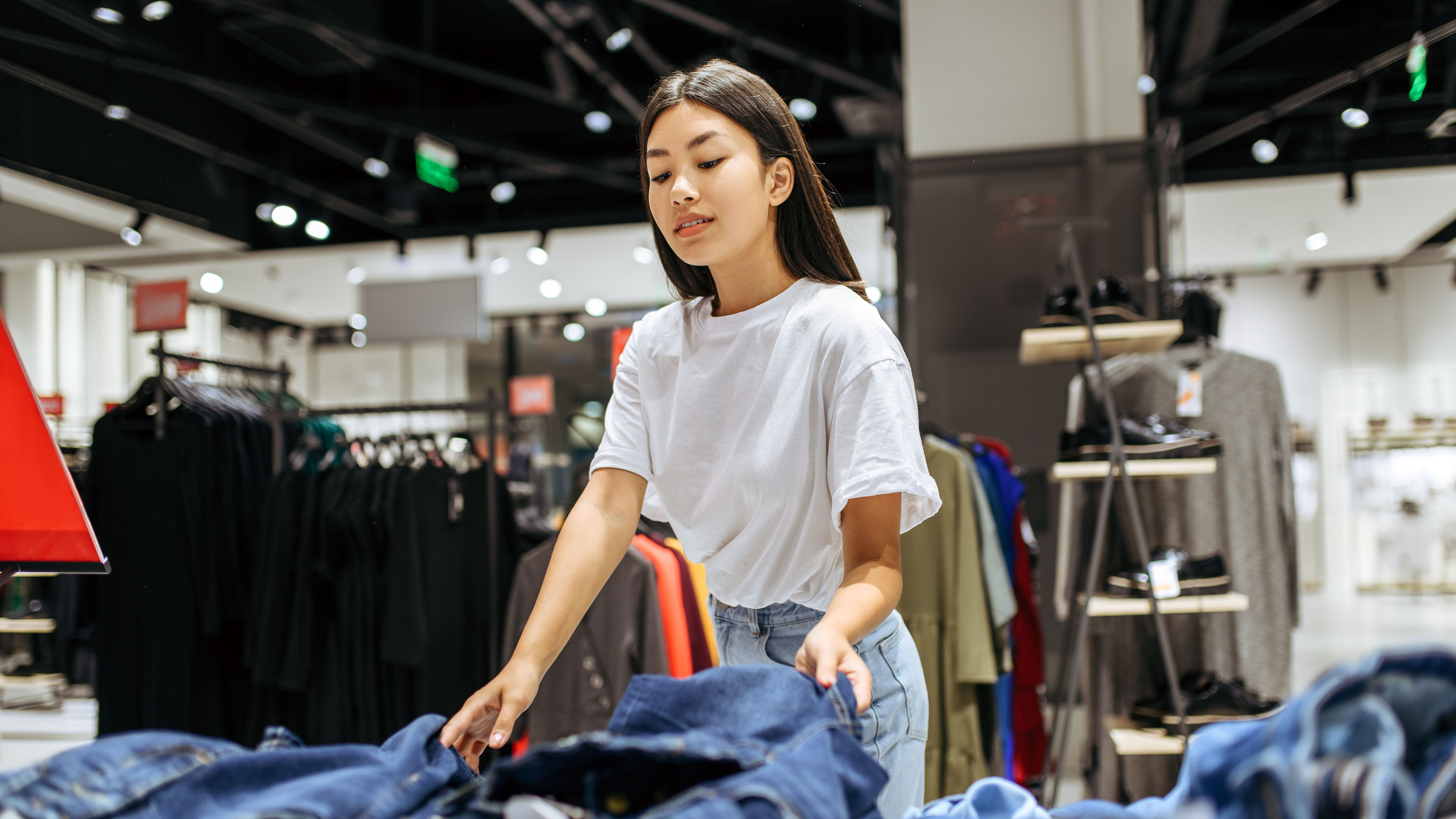 Babae shopping para sa denim shorts