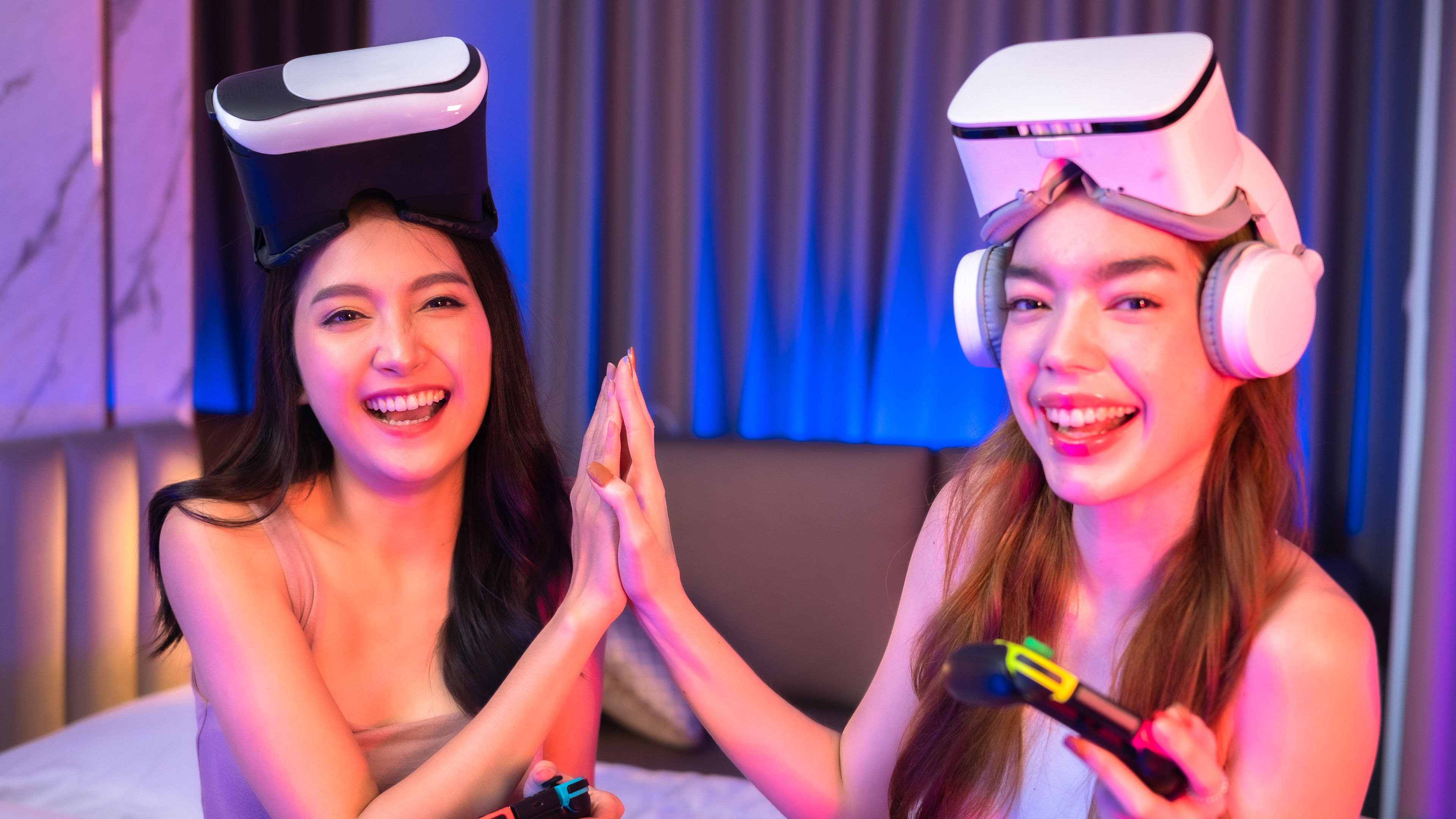 Women gaming 