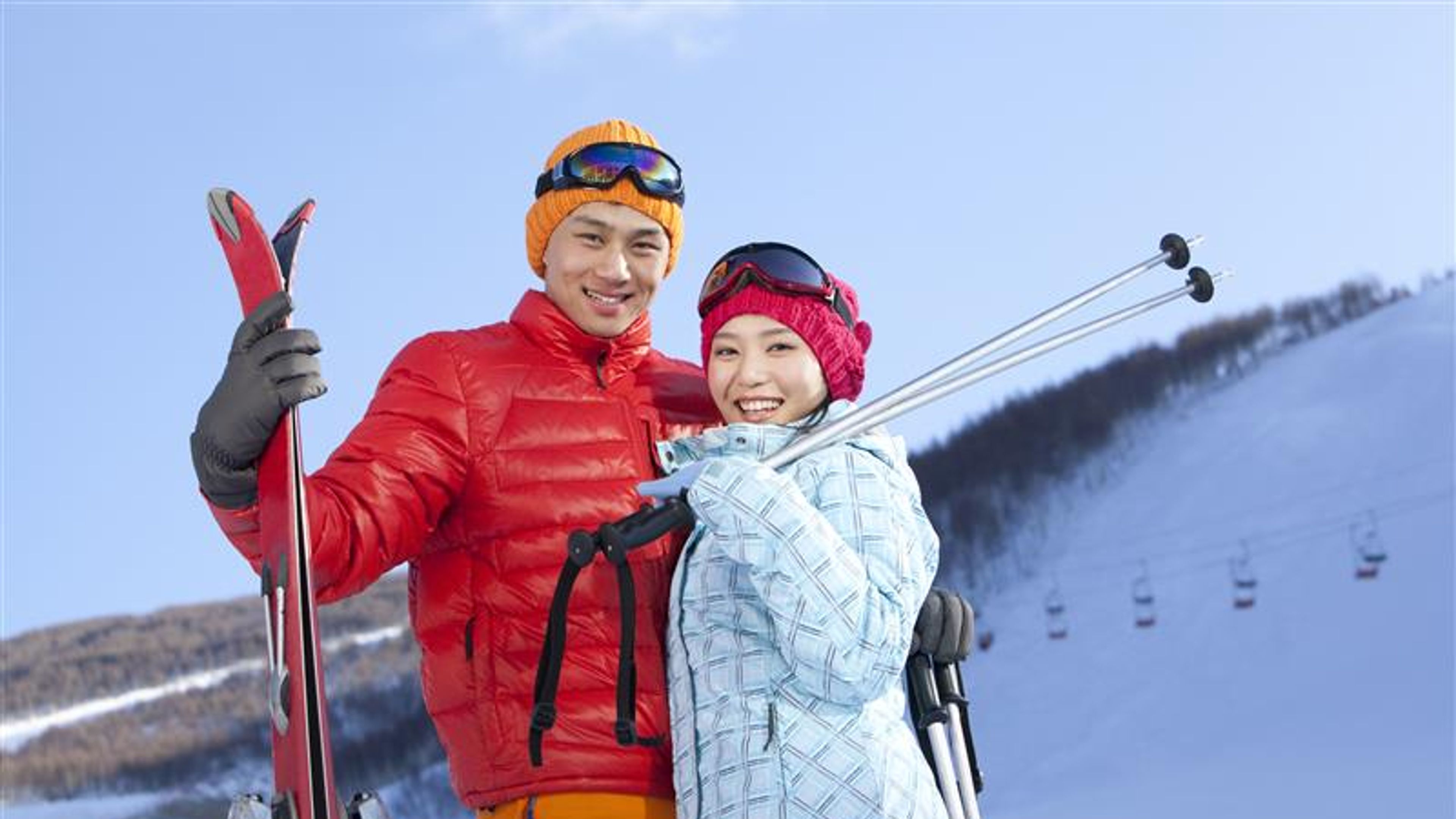 Batang mag-asawa sa ski resort