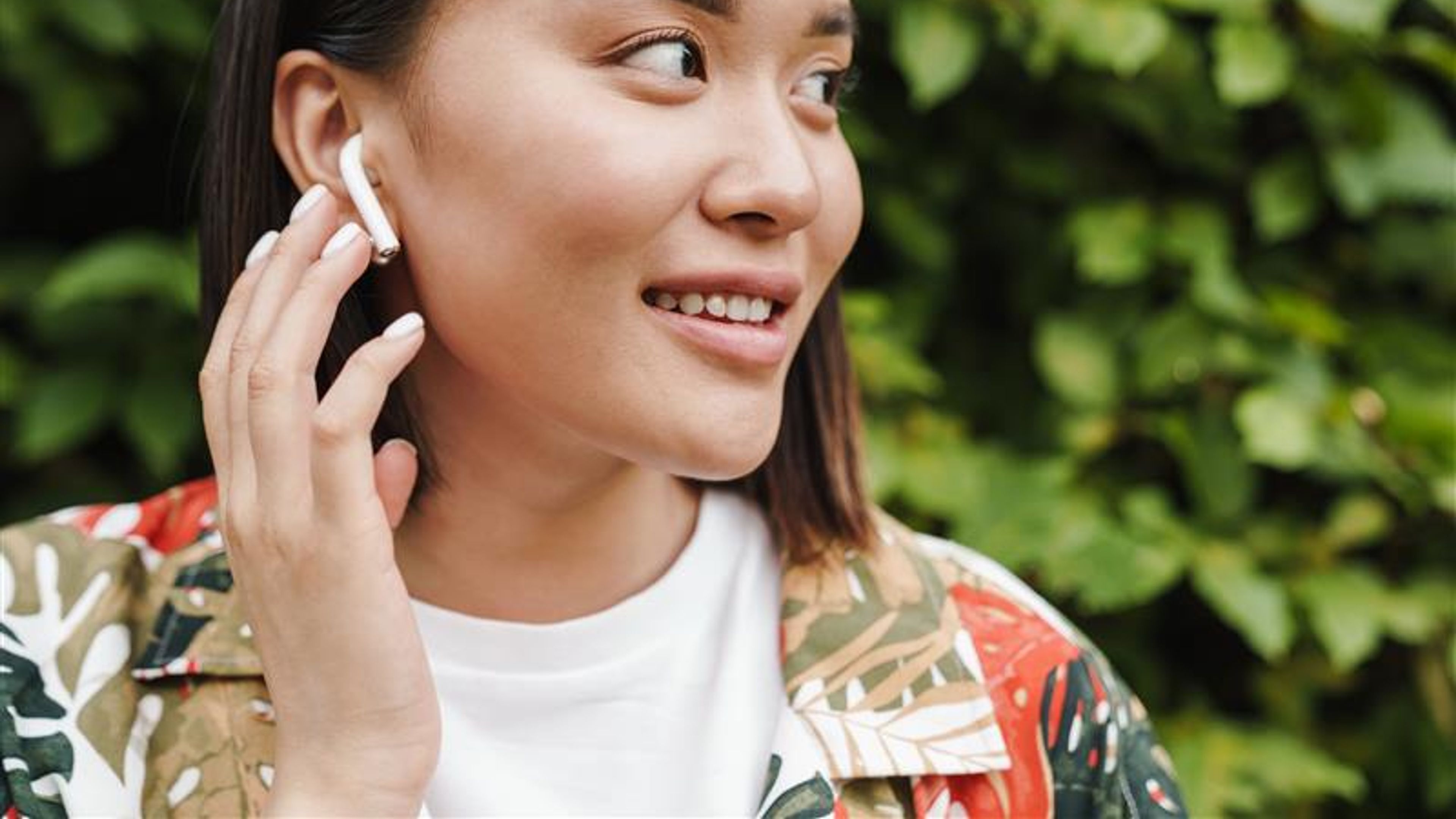 Dalagita na may earbud